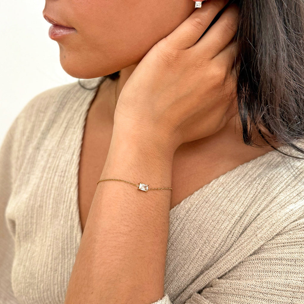 PEYTON GOLD DAINTY EMERALD PENDANT BRACELET