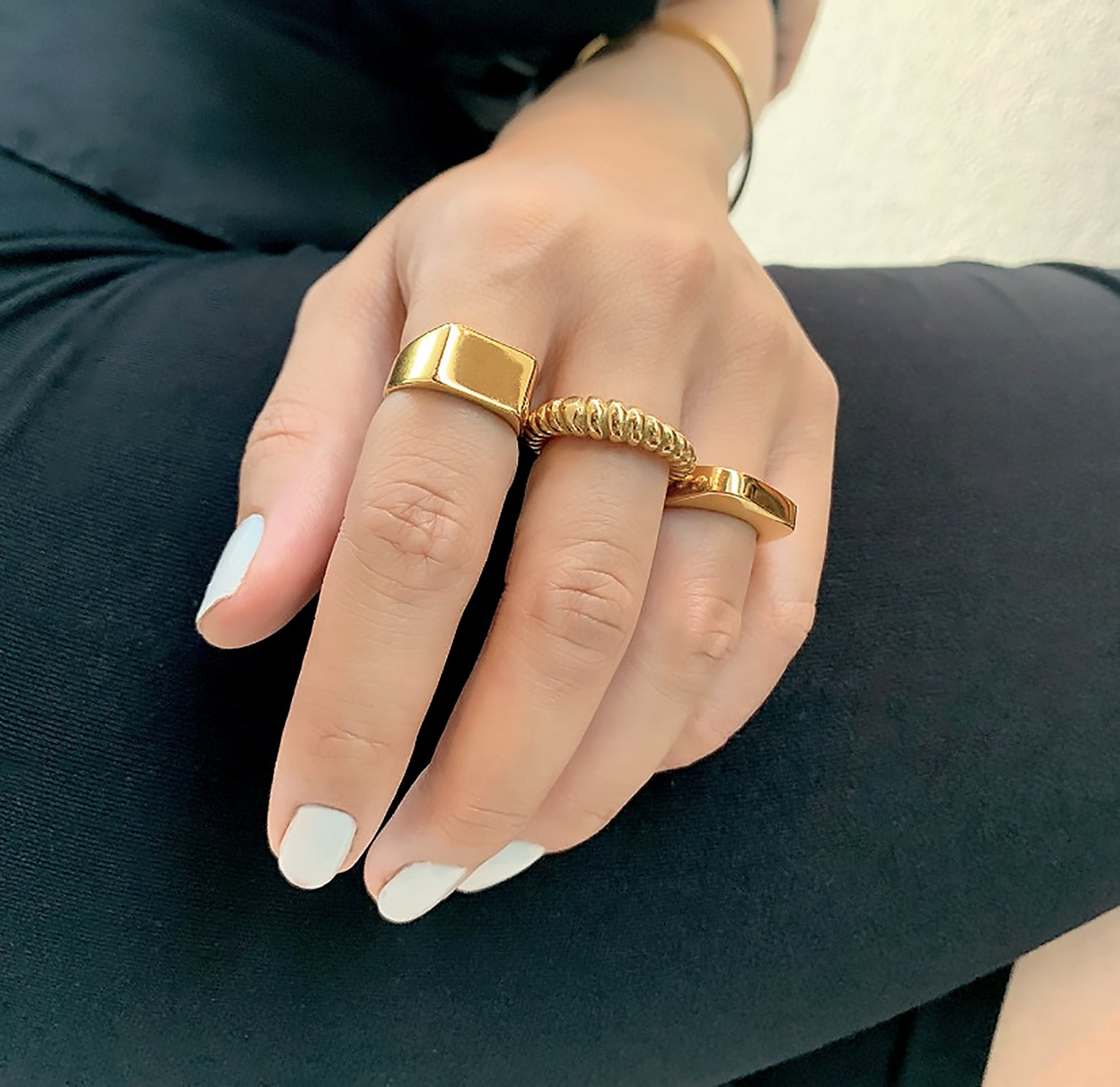 FRANKIE GOLD SQUARE SIGNET RING