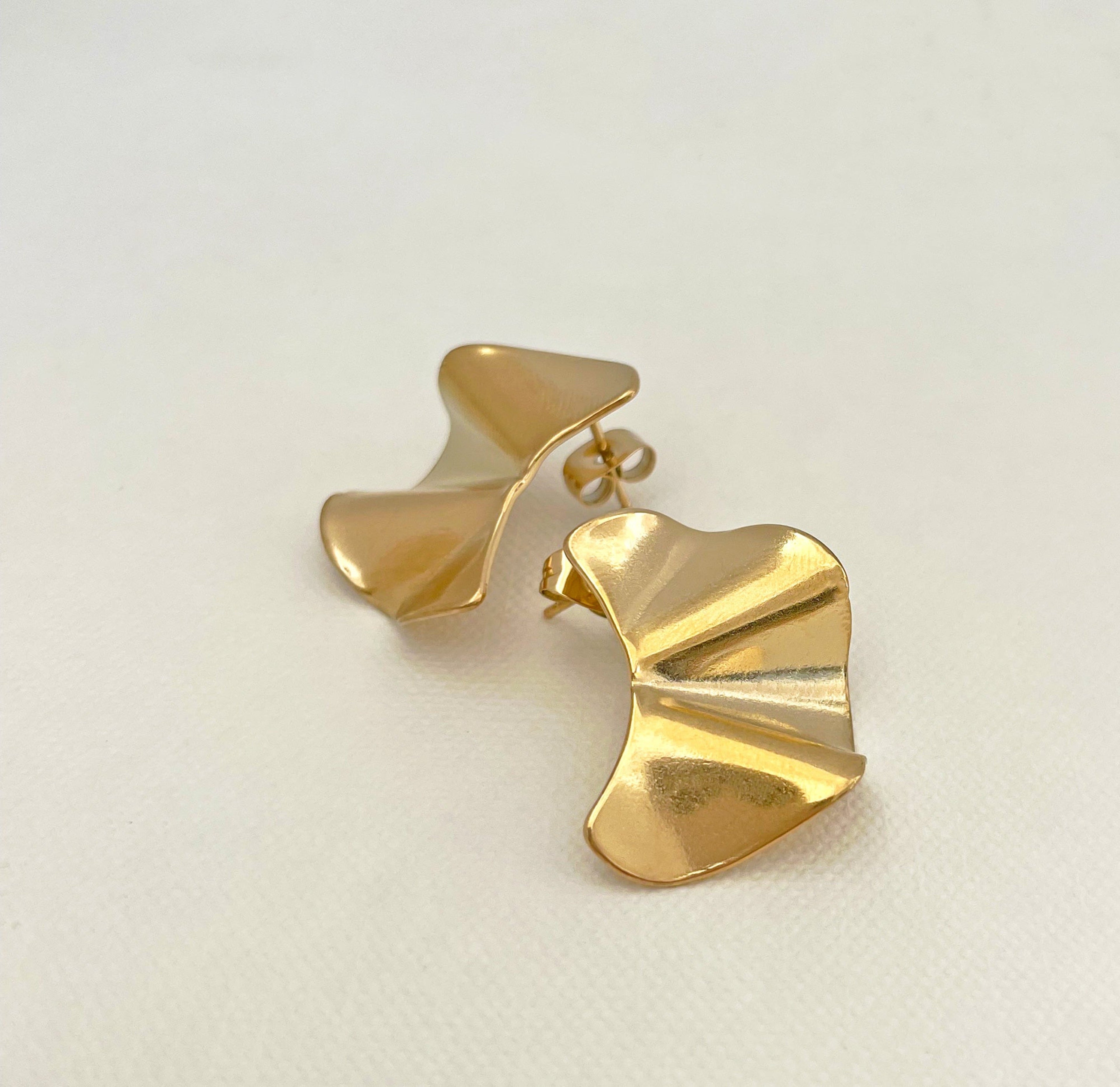 JACQUELINE GOLD WAVY STUD EARRING
